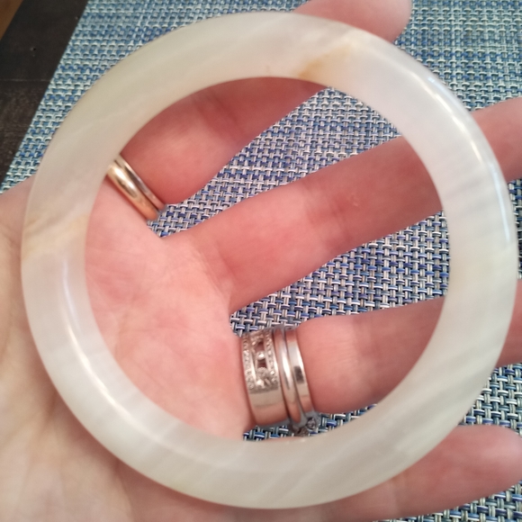 Jewelry - Natural White and Light Yellow Agate Bangle